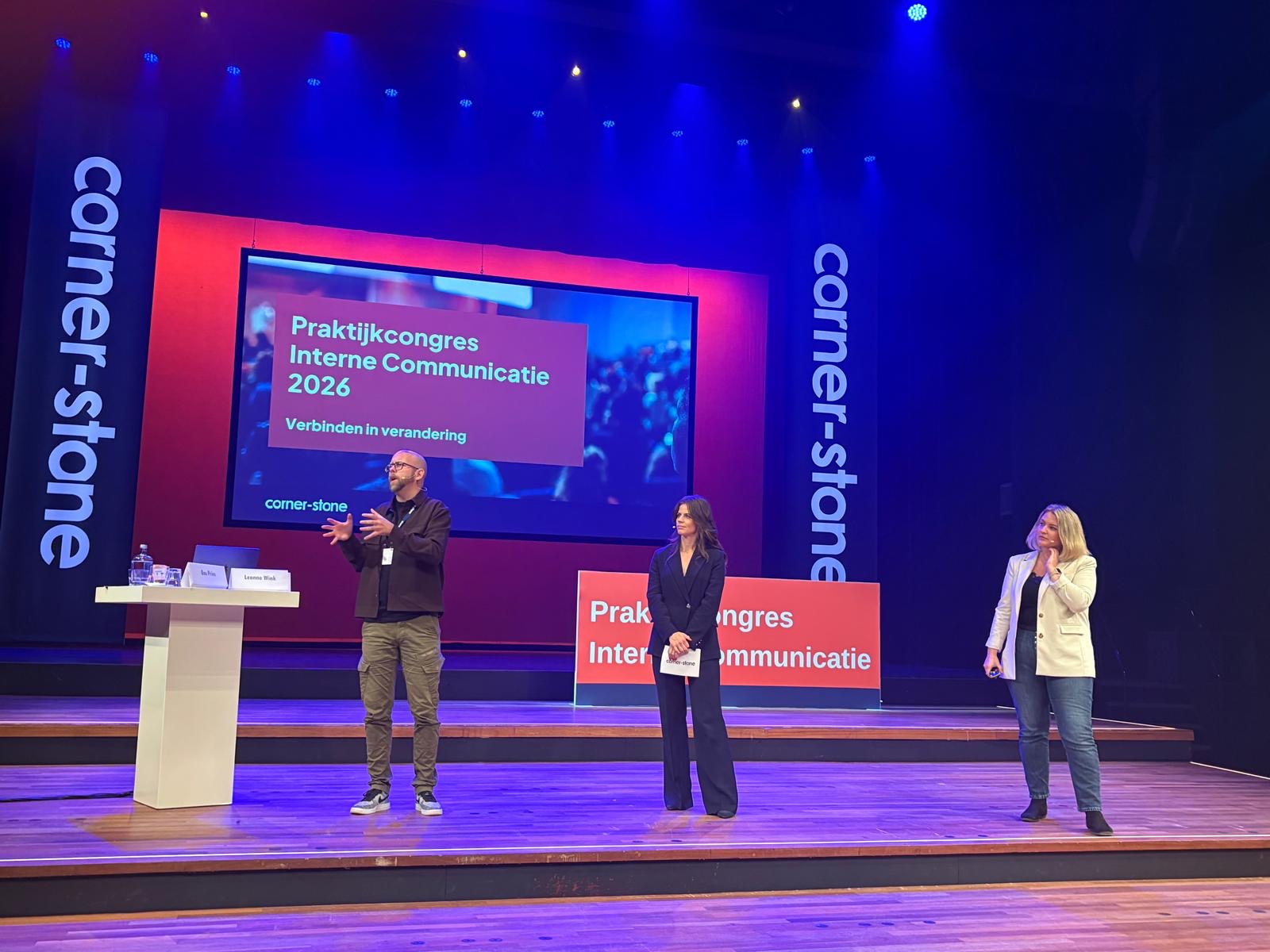 Bas Prins spreekt op het podium van het Praktijkcongres Interne Communicatie 2026 van Corner Stone