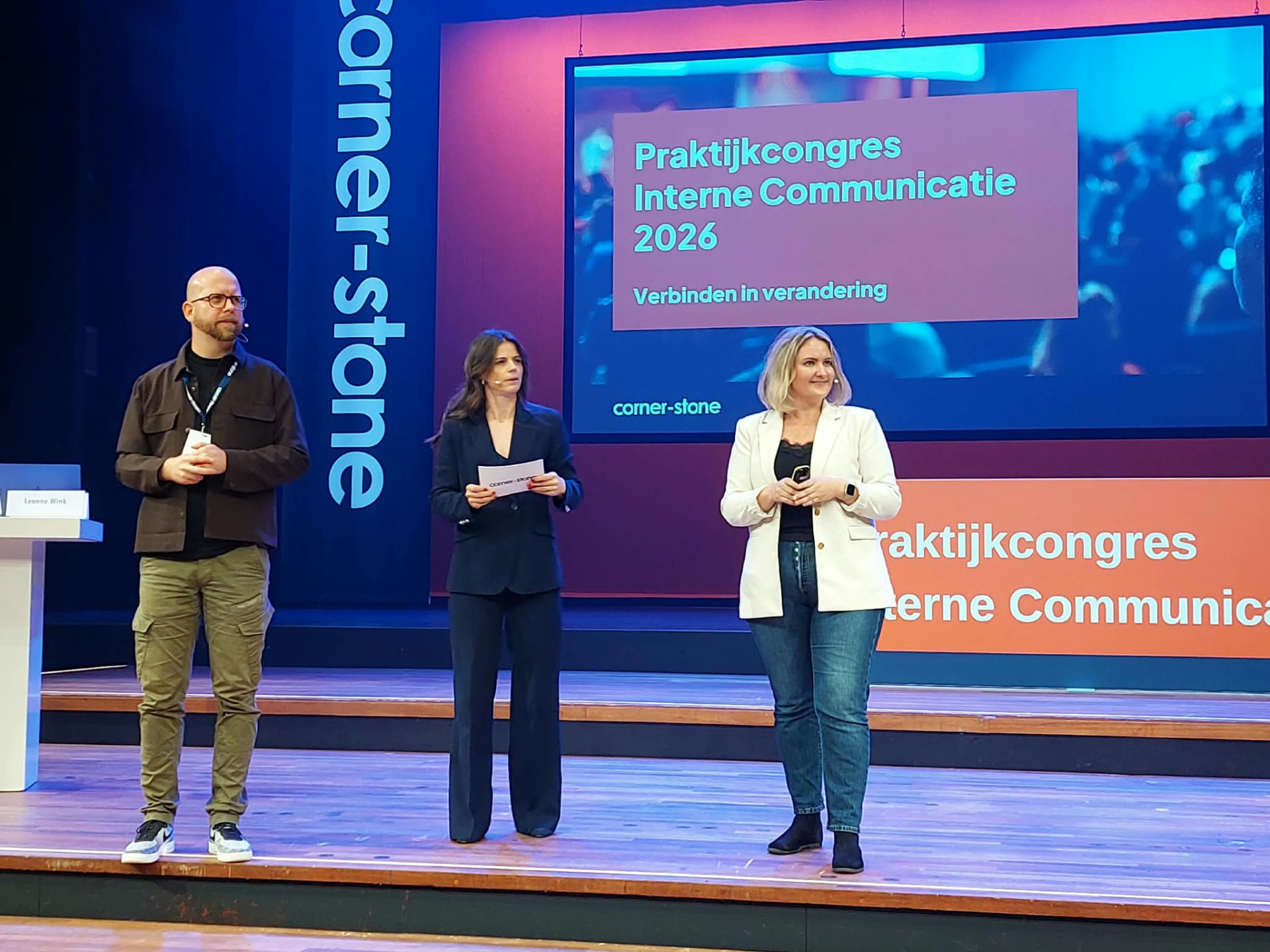 Bas Prins en de dagvoorzitters poseren na afloop van het Praktijkcongres Interne Communicatie 2026