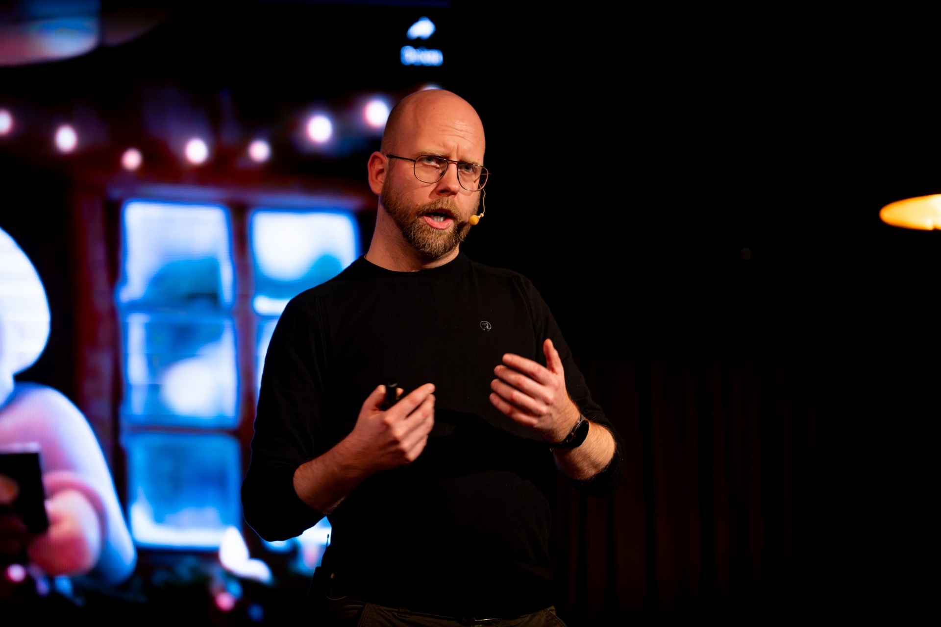 Bas Prins presenteert een AI-workshop aan een team van professionals